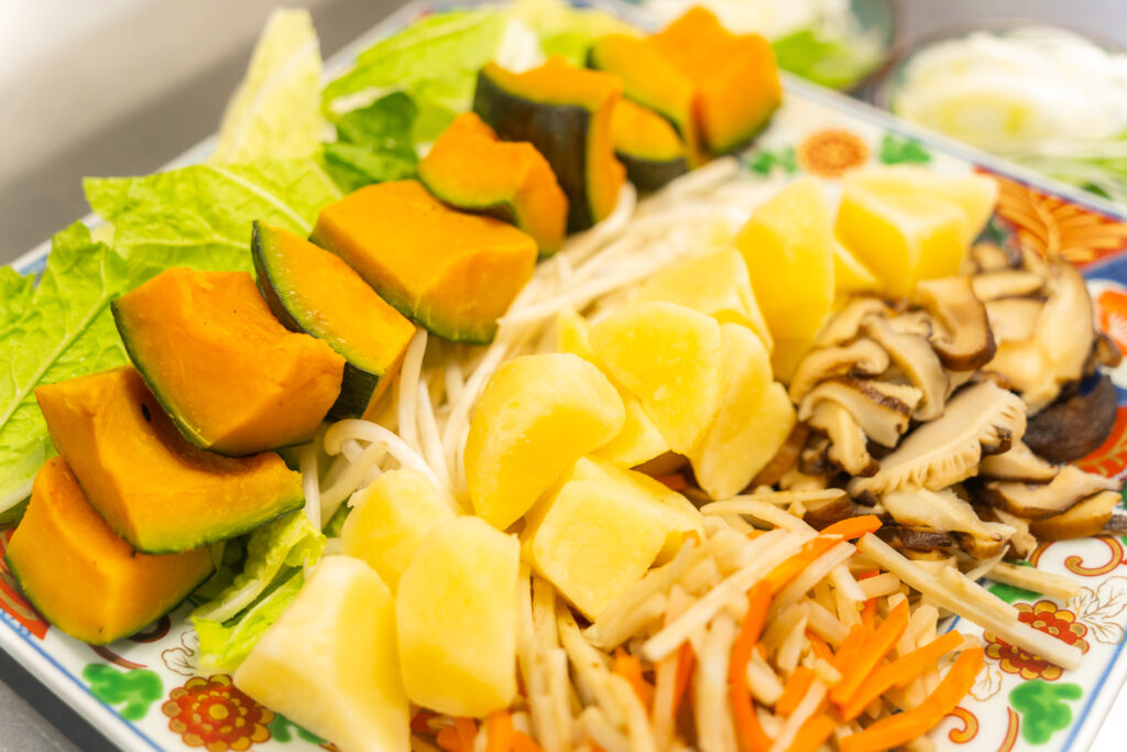 ほうとうの具材として使われるかぼちゃ、じゃがいもなどの新鮮な野菜の盛り合わせ