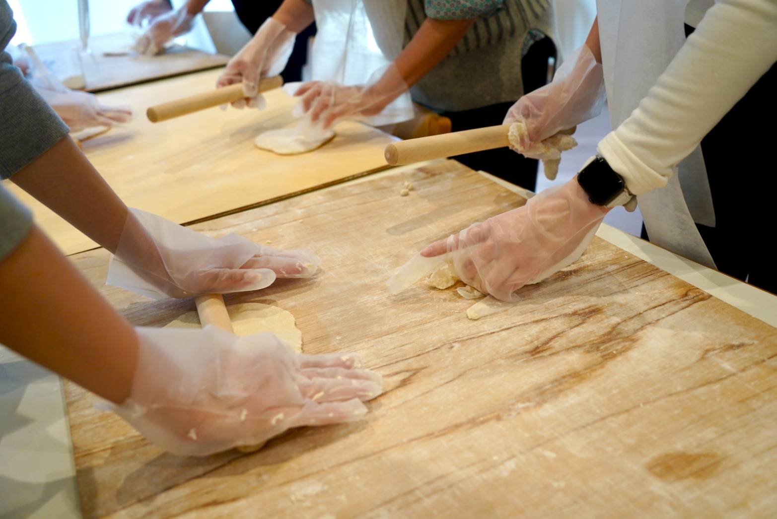 生地を捏ねて切る